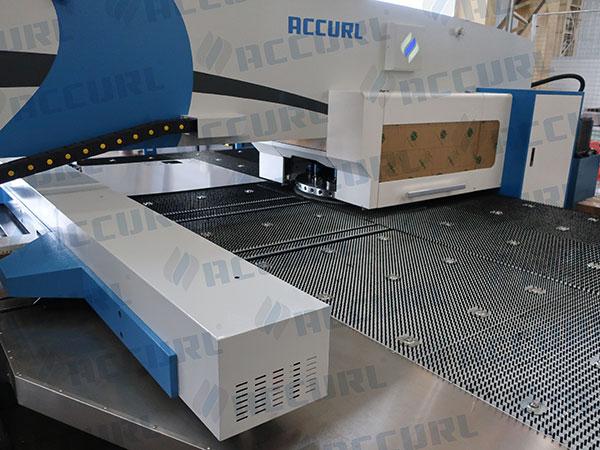 Punzonadora CNC con pinzas para trabajo pesado- Accurl